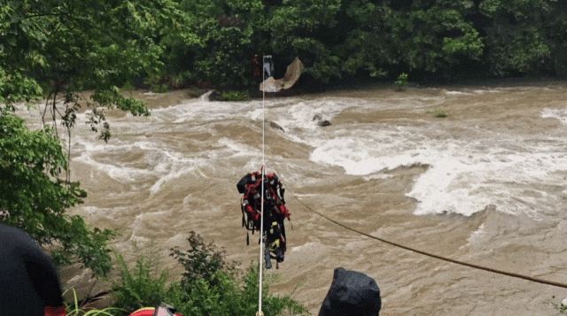 年轻情侣相约露营,一觉醒来傻眼了… 年轻情侣相约露营,一觉醒来傻眼了…
