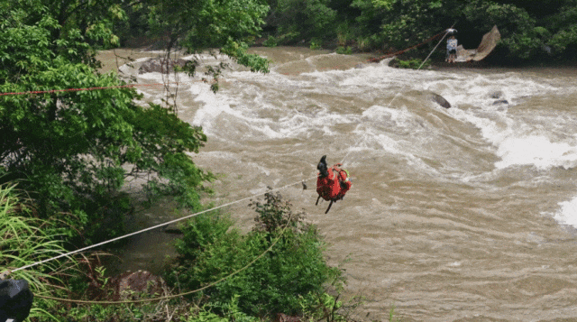 年轻情侣相约露营,一觉醒来傻眼了… 年轻情侣相约露营,一觉醒来傻眼了…