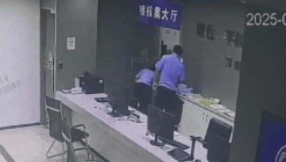 外卖员带娃摔倒后，决定报警！