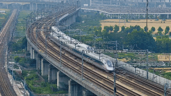 高铁列车“飙车”?官方解答来了! 高铁列车“飙车”?官方解答来了!