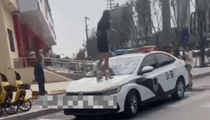 跳上引擎盖！女网红违停被罚后踹击警车！警方通报：行政拘留