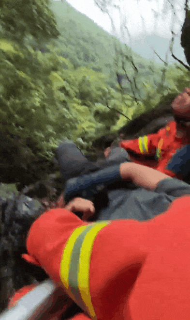 命大!男子摔伤“挂”80度峭壁1天1夜,直升机带其脱险 命大!男子摔伤“挂”80度峭壁1天1夜,直升机带其脱险