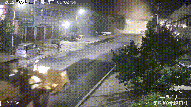 电动车门店深夜起火，一家五口被困二楼