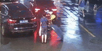 女车主身体抱恙求助,交警秒变“代驾”紧急送医! 女车主身体抱恙求助,交警秒变“代驾”紧急送医!