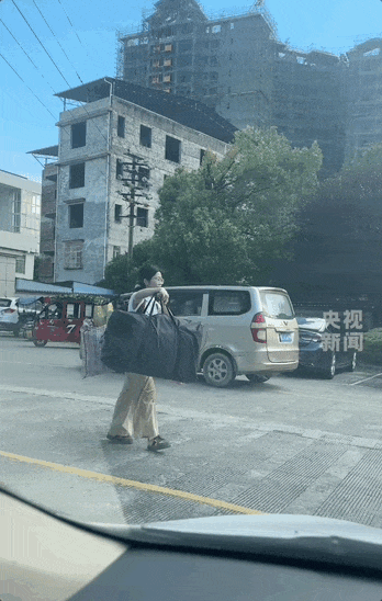 婉拒资助！火遍全网的“扁担女孩”找到了