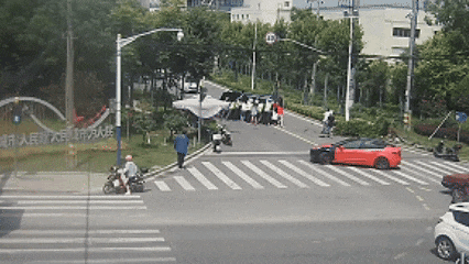 上海街头最帅“托举”！民警市民徒手翻车救出低血糖司机
