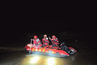 这下回不去了!男子钓鱼被困“孤岛”中央,进退两难...... 这下回不去了!男子钓鱼被困“孤岛”中央,进退两难......