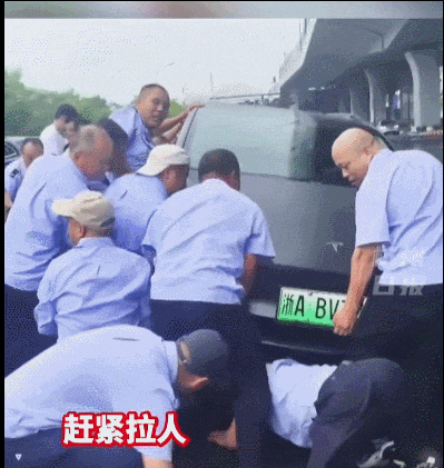 事发杭州街头！40多个人冲进马路！这一幕，太燃了！