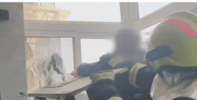 94岁老人爬出4楼窗外竟只为上班,网友:“打工”精神自愧不如 94岁老人爬出4楼窗外竟只为上班,网友:“打工”精神自愧不如