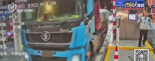 这也敢上路？百吨货车上海高速强行撞杆闯关，警方一路狂追到温州