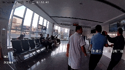 “孩子摔着头了,爸妈还没下班!”大爷拦警车,接下来一幕太暖 “孩子摔着头了,爸妈还没下班!”大爷拦警车,接下来一幕太暖