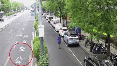 "路怒症"发作！越野车高速上疯狂别车