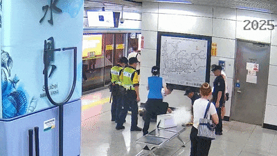 地铁内男子心脏骤停，8分钟“生死时速”!