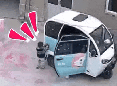 触电！小伙突然跪地，面目狰狞！敏捷同伴救他一命！