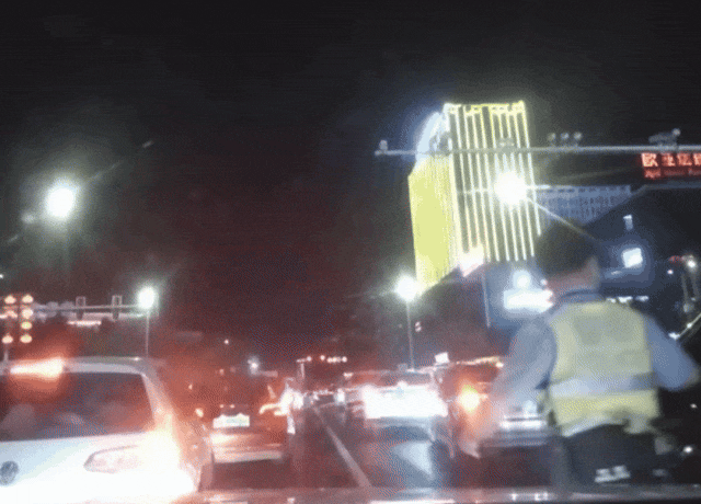 “看到警灯就像看到了生的希望！” 交警11分钟狂飙救助孕妇