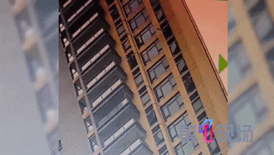 惊险!一扇窗户从21楼降落…… 惊险!一扇窗户从21楼降落……