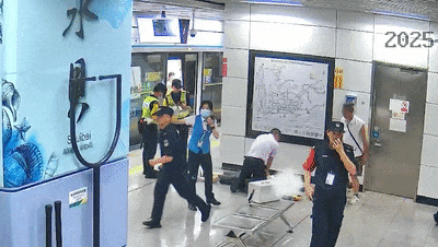 深圳地铁内一男子心脏骤停…… 工作人员跪地狂按 AED抢回一命 深圳地铁内一男子心脏骤停…… 工作人员跪地狂按 AED抢回一命