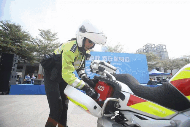 8分钟“生死时速”!深圳一男子地铁内突然晕倒心脏骤停 8分钟“生死时速”!深圳一男子地铁内突然晕倒心脏骤停