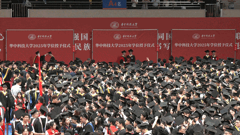 两院院士拨穗正冠,奥运冠军欢乐合唱!华科大毕业典礼真燃 两院院士拨穗正冠,奥运冠军欢乐合唱!华科大毕业典礼真燃