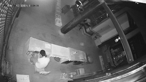 把功德箱当“提款箱”,男子两次“提款”未成反被抓 把功德箱当“提款箱”,男子两次“提款”未成反被抓