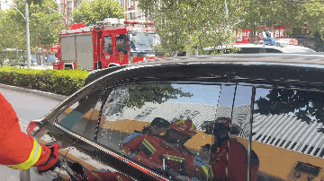 危险！34℃高温！2岁孩子被锁车内！