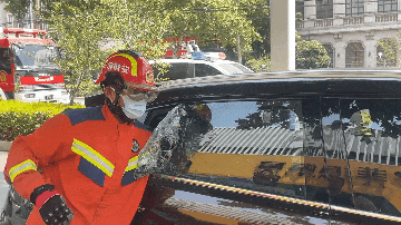 危险！34℃高温！2岁孩子被锁车内！