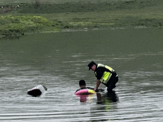 驾车失控冲进水中……生死攸关之际，他们出手了！