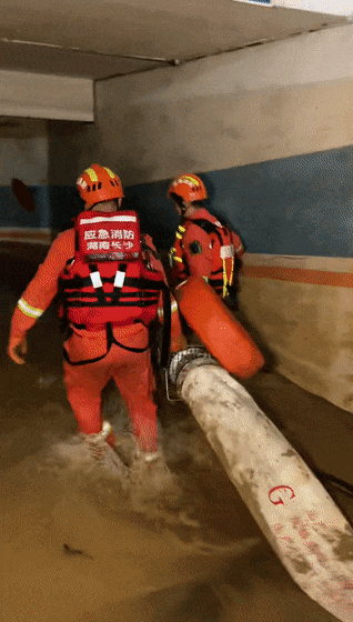 长沙消防108名指战员赶赴湘西州增援!凌晨1点抵达龙山县亿利广场3700平地下车库排涝 长沙消防108名指战员赶赴湘西州增援!凌晨1点抵达龙山县亿利广场3700平地下车库排涝