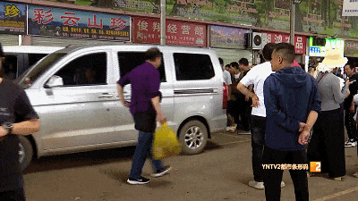 主打新鲜!清早采摘下午开抢!昆明这里的"车尾菌市"火啦 主打新鲜!清早采摘下午开抢!昆明这里的"车尾菌市"火啦