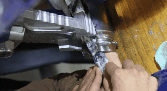 女生伸出“圆手”后，消防员也伸出援手