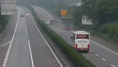 一眼望不到头！上海高速惊现52米“贪吃车”，民警惊呼：你开火车啊！