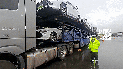 一眼望不到头！上海高速惊现52米“贪吃车”，民警惊呼：你开火车啊！