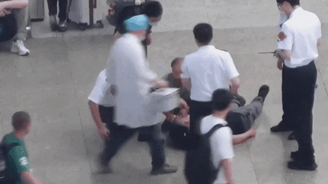 事发上海，男子突然倒地不起，失去意识！他们撒腿狂奔