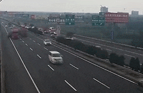一眼望不到头！上海高速惊现52米“贪吃车”，民警惊呼：你开火车啊！
