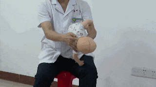 佛山一幼童吃糖被卡,危急时刻,他出手了! 佛山一幼童吃糖被卡,危急时刻,他出手了!