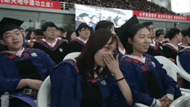 “不是我本人!”毕业典礼上爆火的食堂阿姨紧急打假 “不是我本人!”毕业典礼上爆火的食堂阿姨紧急打假