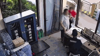 佛山一幼童吃糖被卡,危急时刻,他出手了! 佛山一幼童吃糖被卡,危急时刻,他出手了!