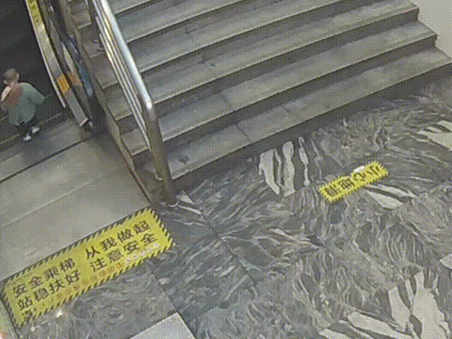 腿被TA“咬”住,女童不停哭喊:“我疼!”紧急提醒 腿被TA“咬”住,女童不停哭喊:“我疼!”紧急提醒