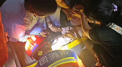 腿被TA“咬”住,女童不停哭喊:“我疼!”紧急提醒 腿被TA“咬”住,女童不停哭喊:“我疼!”紧急提醒