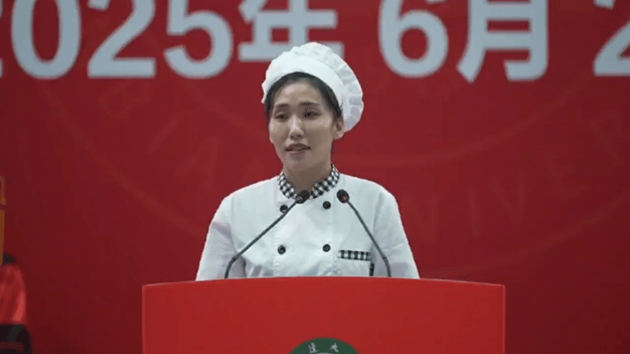 在毕业典礼上爆火的食堂阿姨,紧急打假! 在毕业典礼上爆火的食堂阿姨,紧急打假!