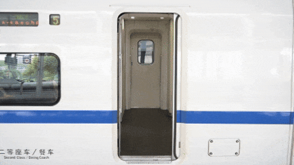 阻挡列车关门,违法! 阻挡列车关门,违法!