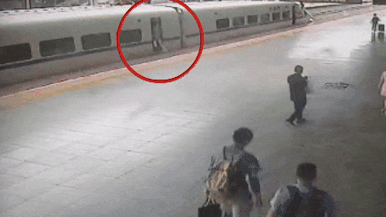 阻挡列车关门,违法! 阻挡列车关门,违法!