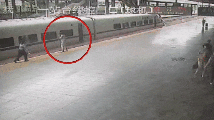 阻挡列车关门,违法! 阻挡列车关门,违法!