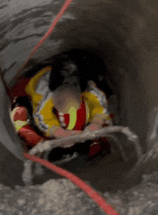 惊险!8岁女孩被冲进下水道,抱住横杆7小时艰难求生 惊险!8岁女孩被冲进下水道,抱住横杆7小时艰难求生