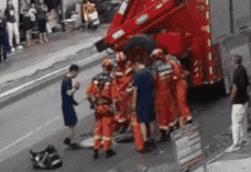 惊险!8岁女孩被冲进下水道,抱住横杆7小时艰难求生 惊险!8岁女孩被冲进下水道,抱住横杆7小时艰难求生