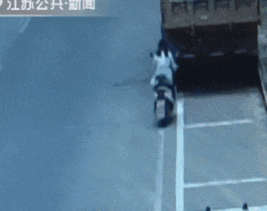 “低头族”请注意，别让手机“偷走”你的安全！