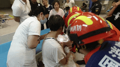 看着都痛!好奇宝宝舔剃须刀,舌头被夹住 看着都痛!好奇宝宝舔剃须刀,舌头被夹住