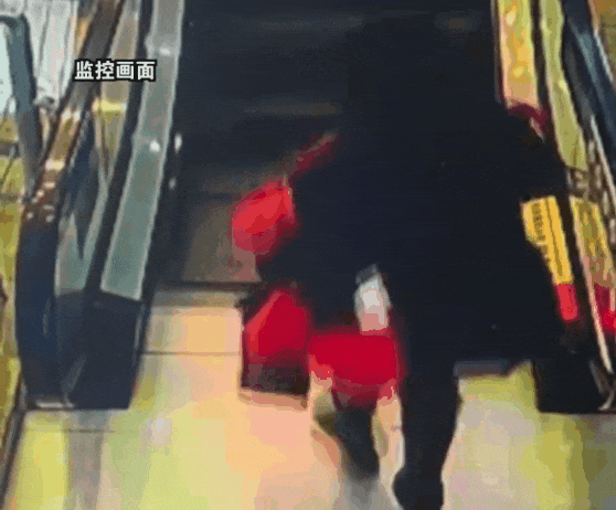 “我疼”!3岁女童被TA死死“咬”住…… “我疼”!3岁女童被TA死死“咬”住……