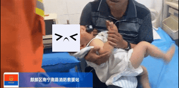 看着都痛!好奇宝宝舔剃须刀,舌头被夹住 看着都痛!好奇宝宝舔剃须刀,舌头被夹住