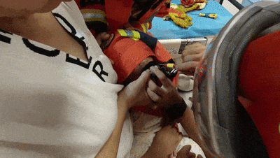 看着都痛!好奇宝宝舔剃须刀,舌头被夹住 看着都痛!好奇宝宝舔剃须刀,舌头被夹住